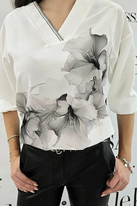 Бяла блуза със сиви цветя - Бяла блуза със сиви цветя