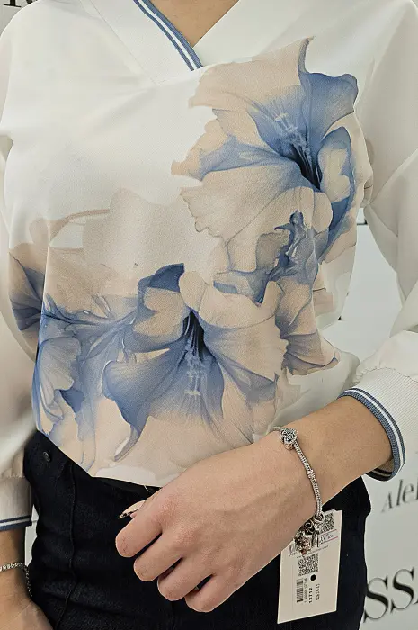 Бяла блуза с синьо бежави цветя - Бяла блуза с синьо бежави цветя
