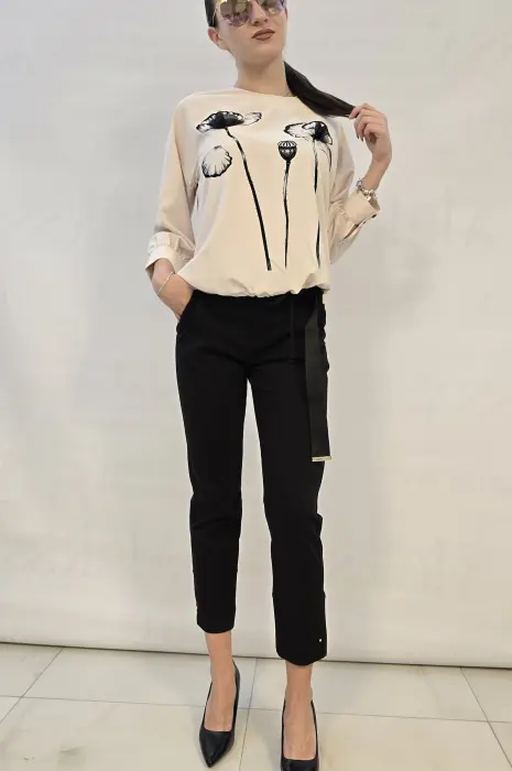 Бежова блуза с черни цветя