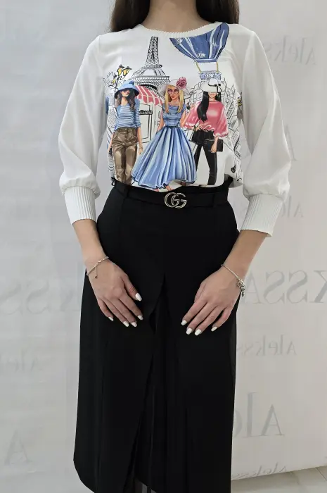 Бяла блуза в син принт