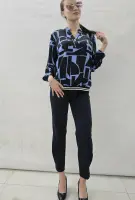 Дамска блуза в принт черно и синьо - Дамска блуза в принт черно и синьо